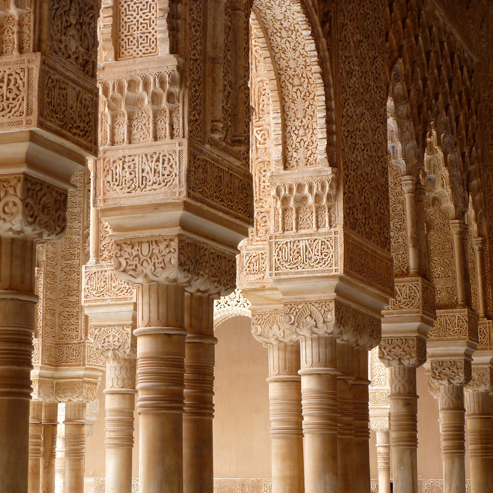 Columnas y arcos tallados en piedra con decoración detallada