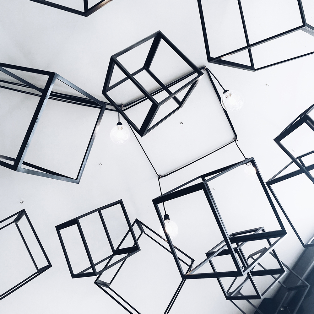 Estructuras cúbicas metálicas suspendidas del techo