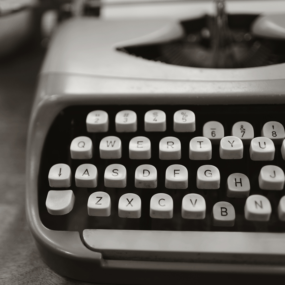 Teclado de máquina de escribir antigua en blanco y negro
