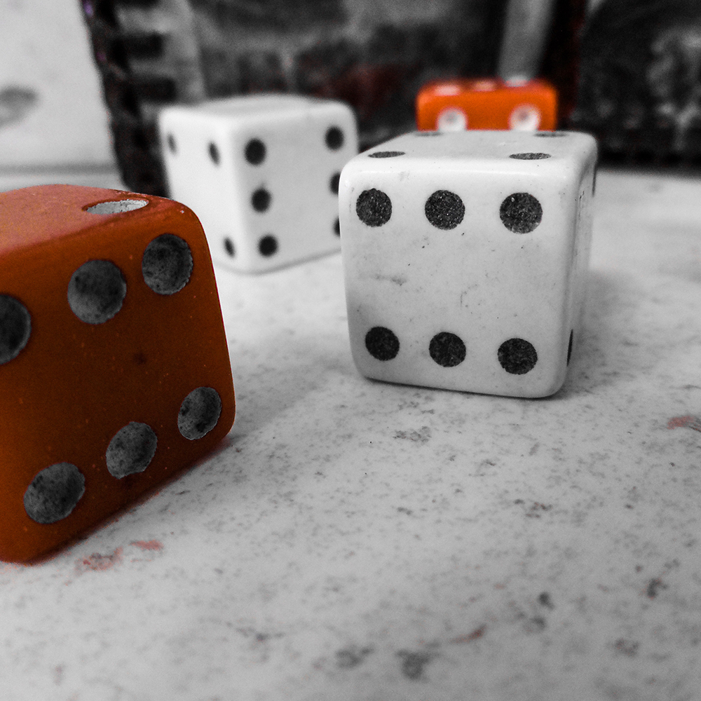 Primer plano de varios dados de colores sobre una superficie